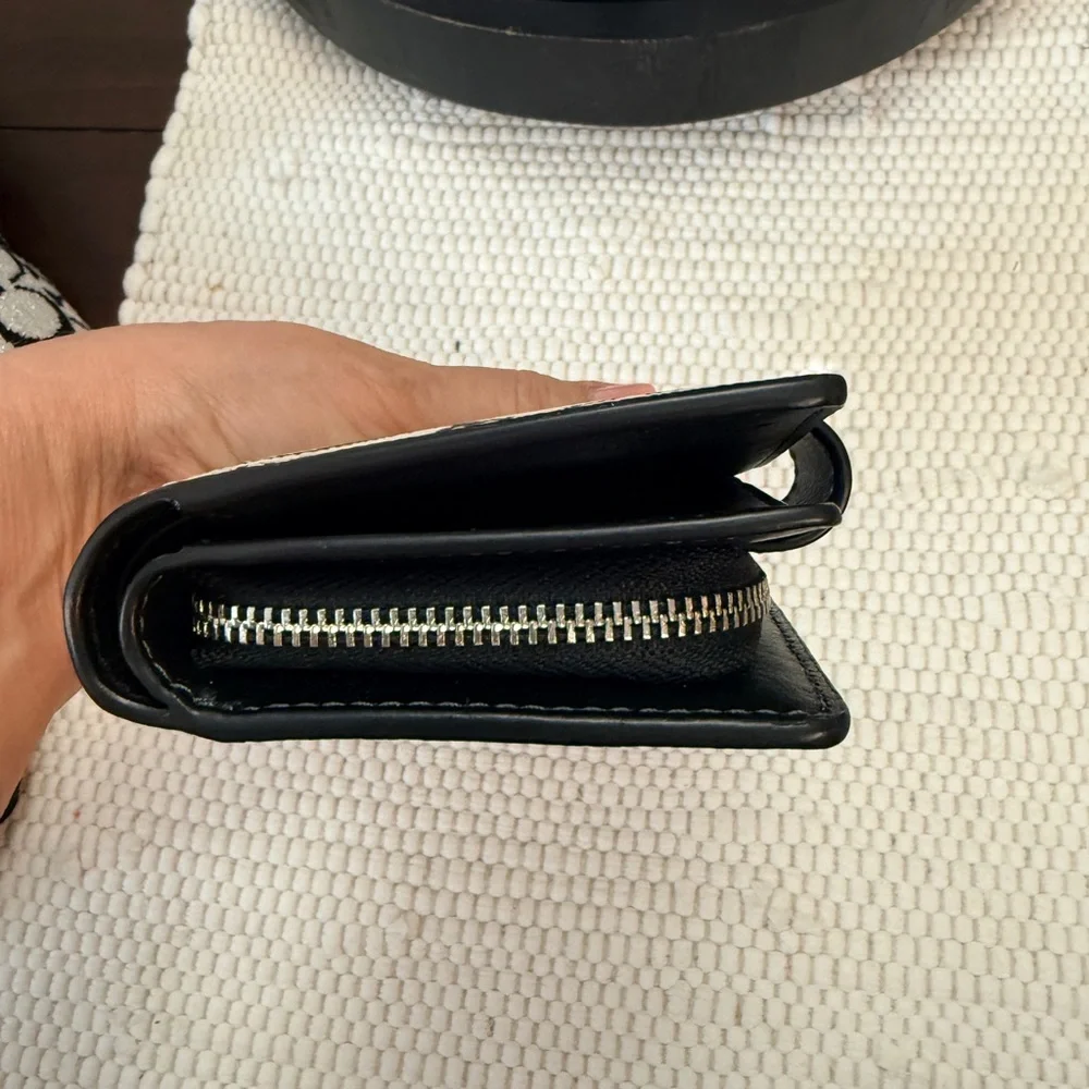 Coach White and Black Signature Wallet - Picture 5 of 9